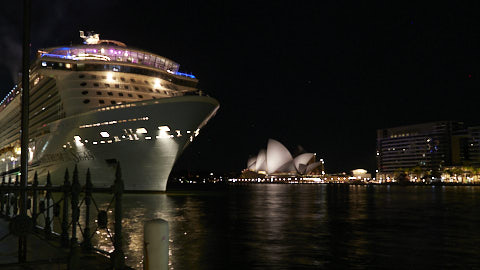 Oper von Sydney und Symphony of Seas by night