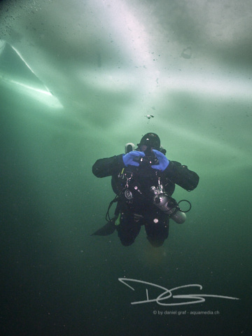 Thomas mit Rebreather unter dem Einstieg